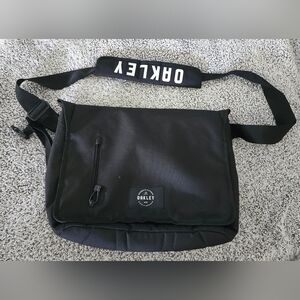 Oakley 15L Black Travel Laptop Compartment Padded Strap Messenger Bag